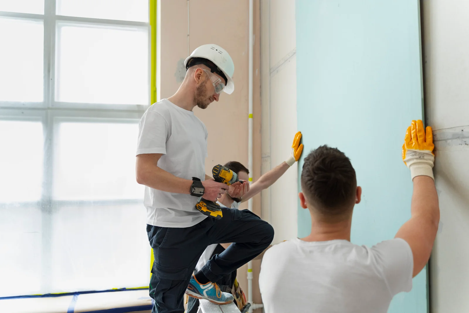 medium-shot-people-working-together-scaled
